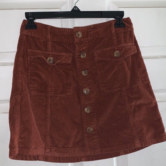 ⭐️American Eagle Maroon Corduroy Skirt, Never worn!! - Picture 1 of 4